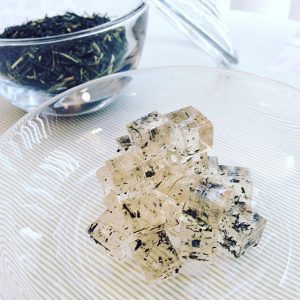 新茶の舞う琥珀糖－Kohakuto with fresh green tea leaves