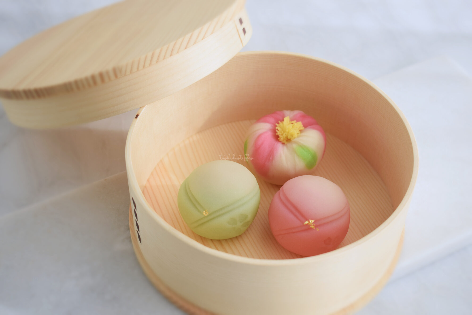 ひな人形と桃の花