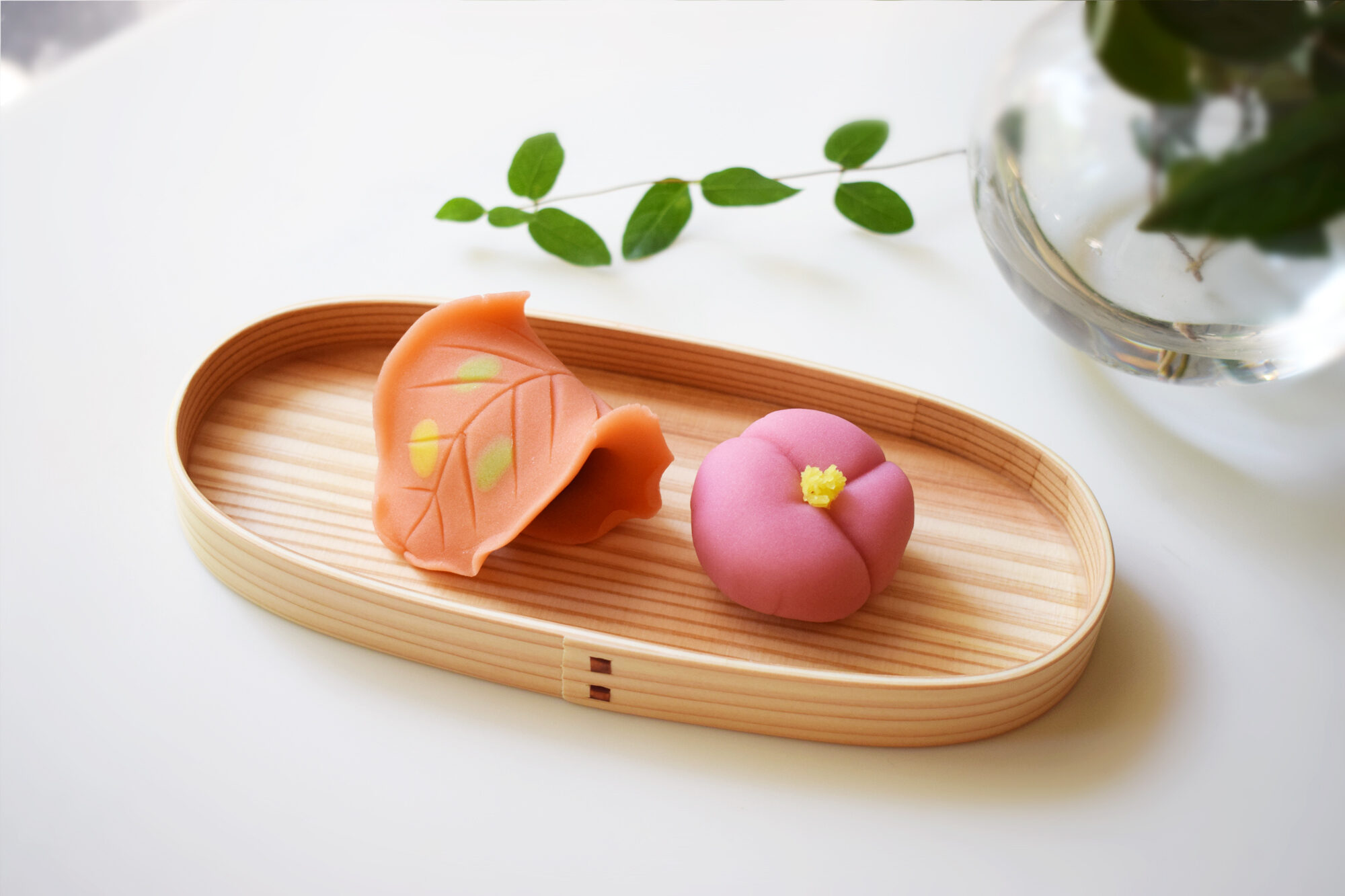 姫椿と柿の葉　練り切り　日本クラブ