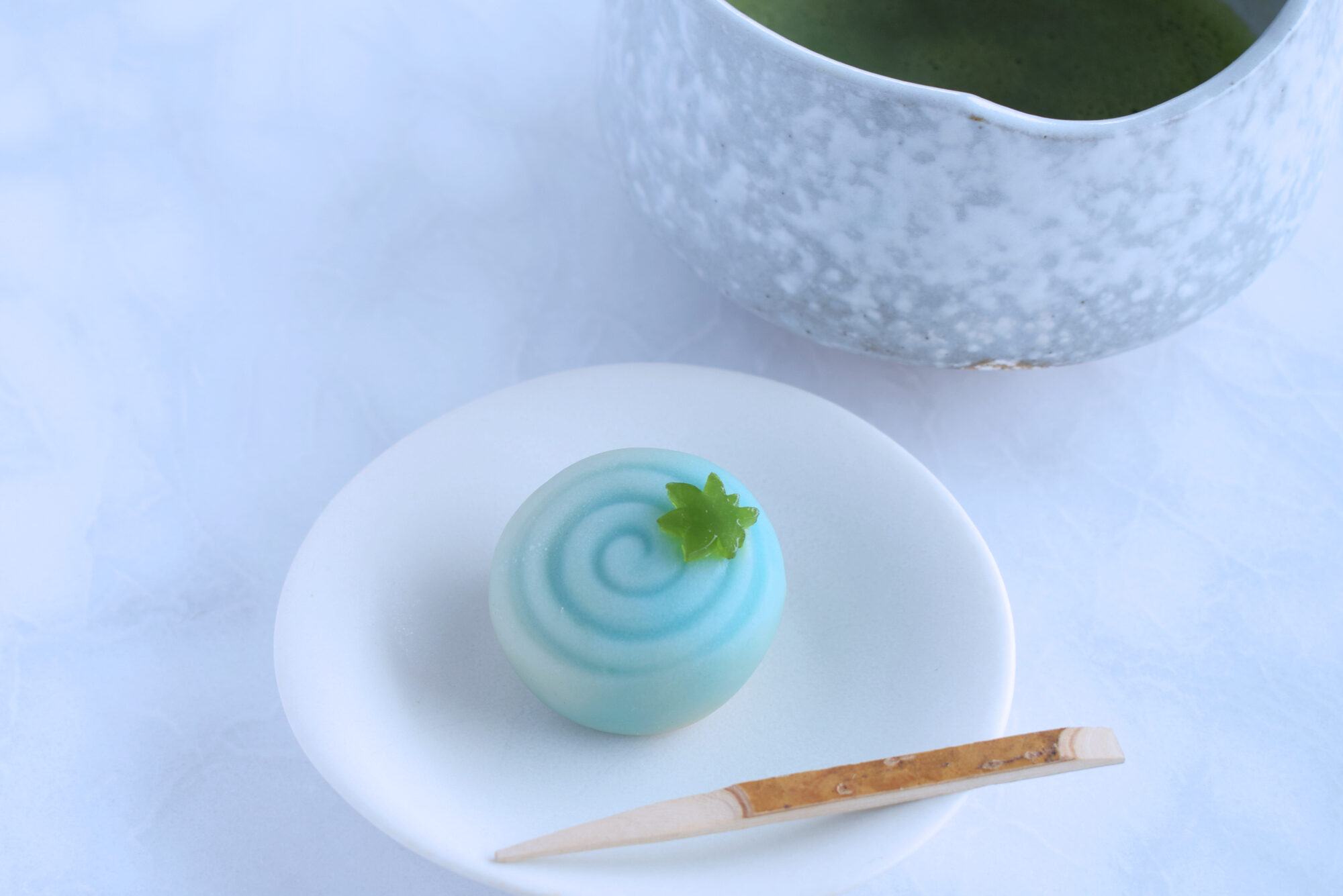 初夏の池　練り切り